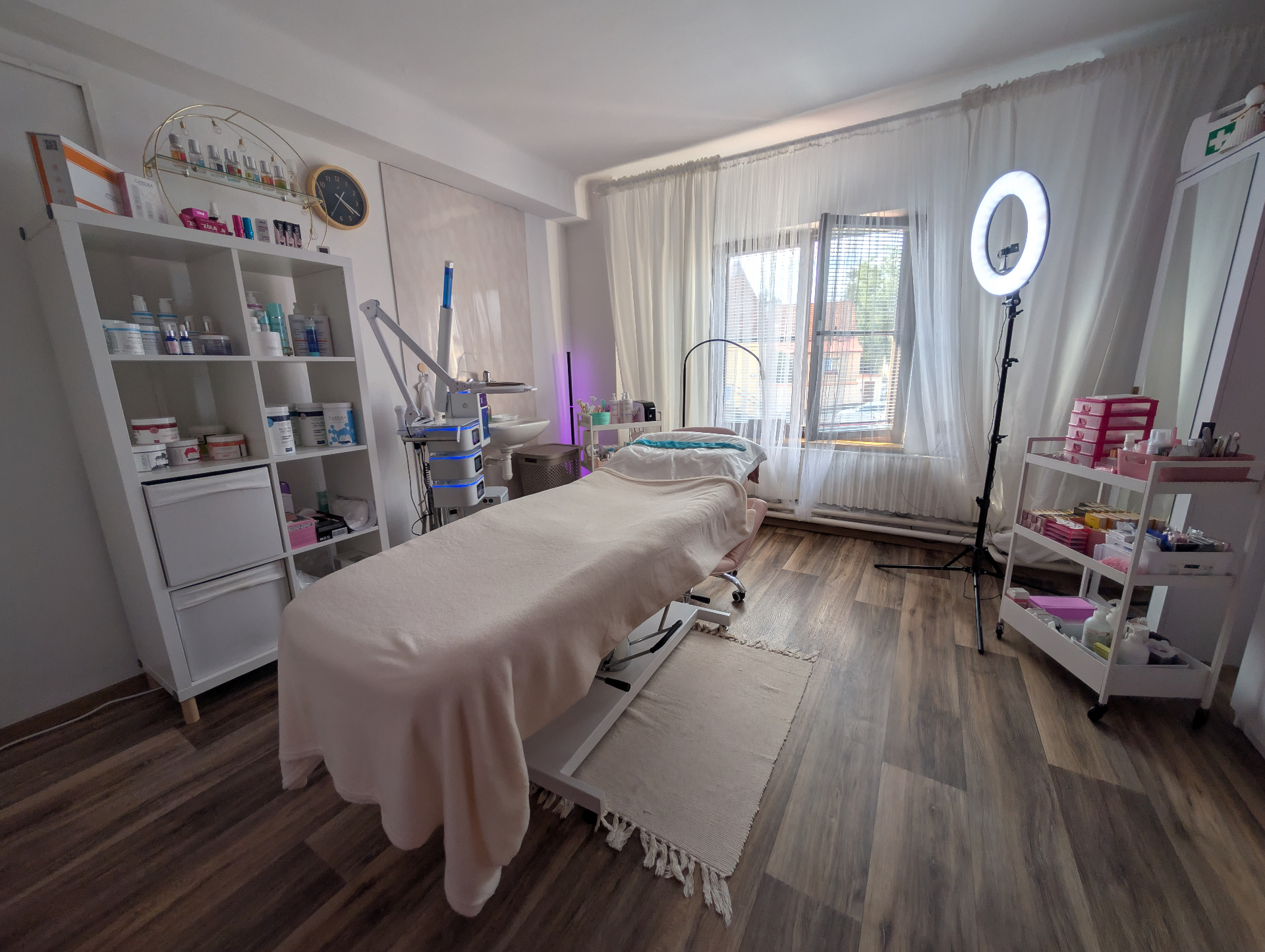 Kosmetické lehátko a interiér PINK salonu v Dačicích